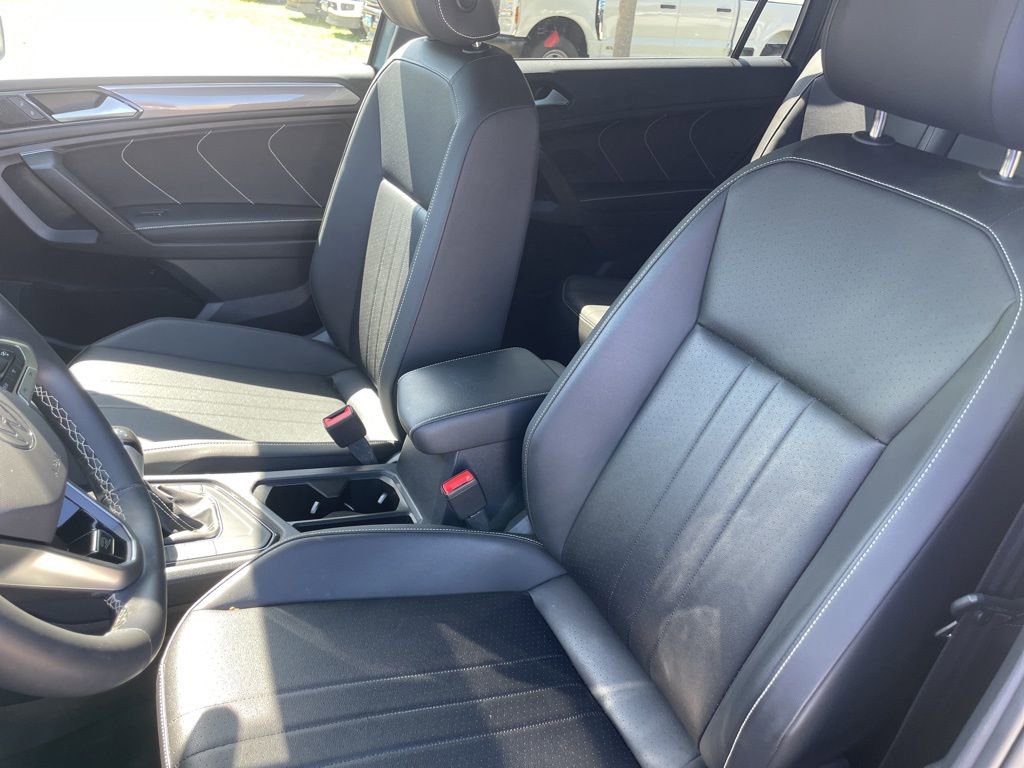 Used 2023 Volkswagen Tiguan SE R-Line FWD image 9