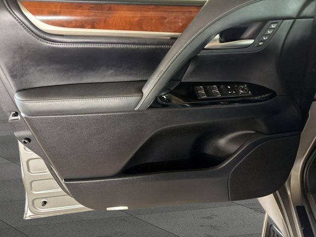 Used 2020 Lexus LX 570 4WD w/ Luxury Package image 8