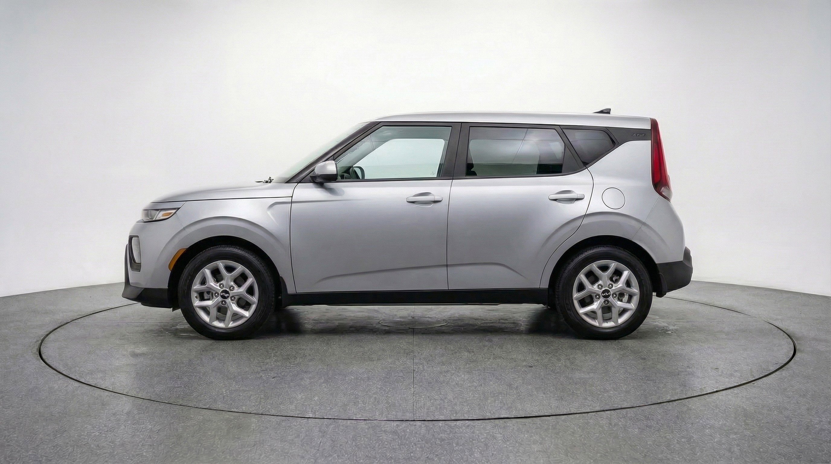 Used 2025 Kia Soul LX w/ LX Technology Package FWD image 5