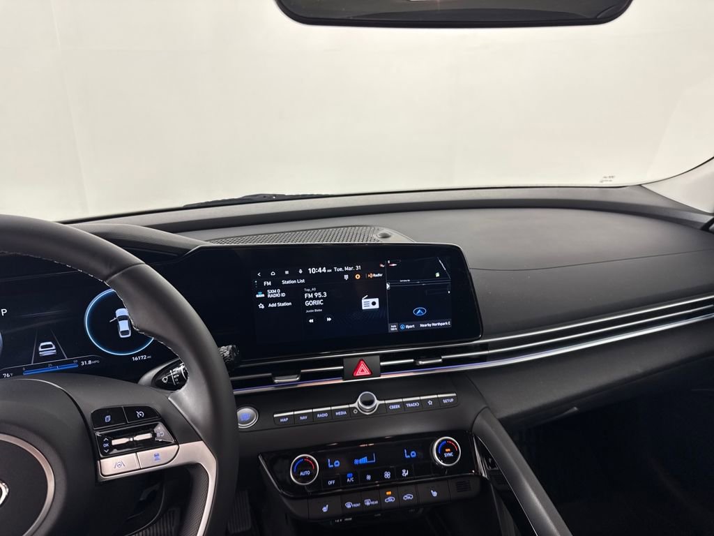 Used 2023 Hyundai Elantra Limited image 17