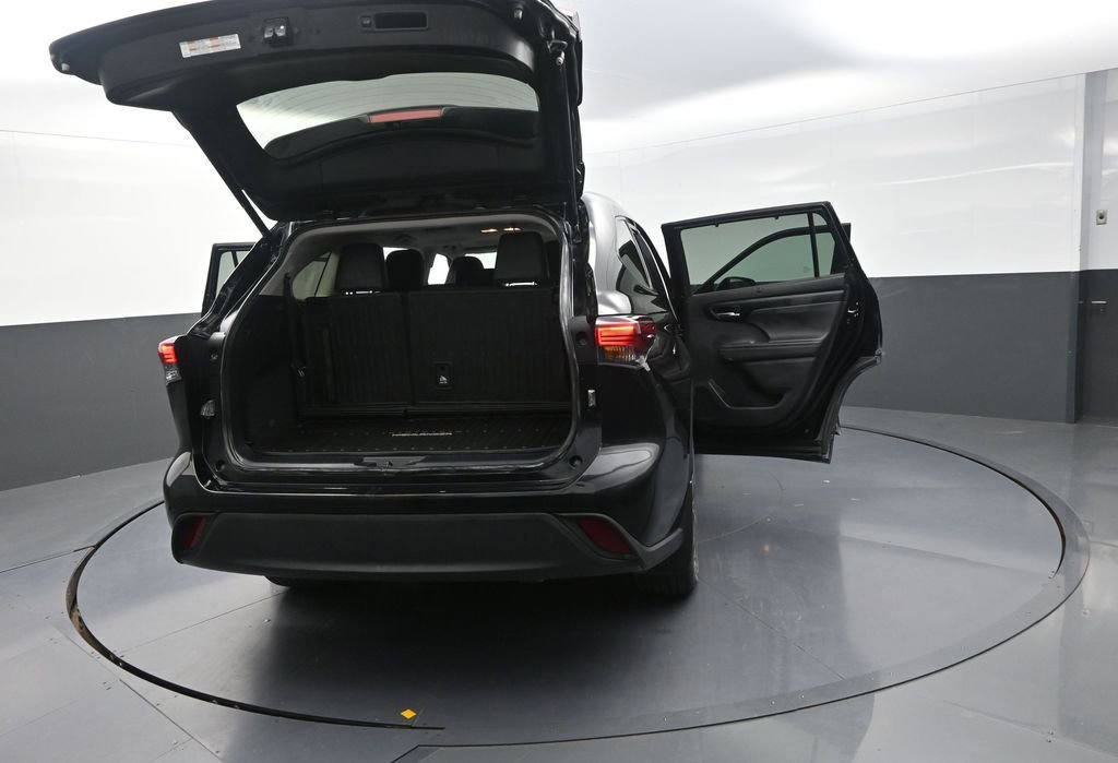 Used 2024 Toyota Highlander XLE AWD/4WD image 37