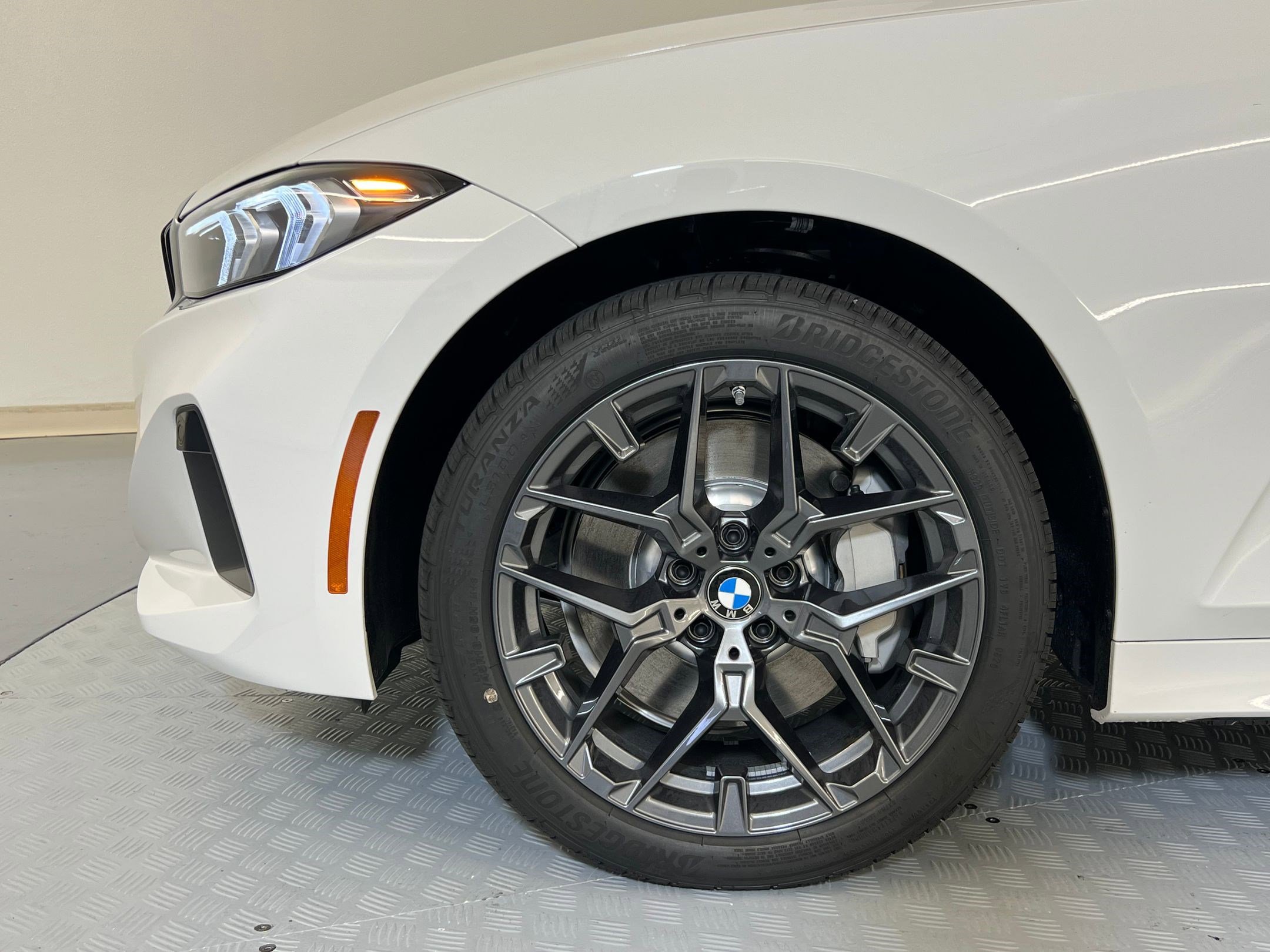 Used 2025 BMW 330i xDrive Sedan w/ Premium Package AWD/4WD image 9