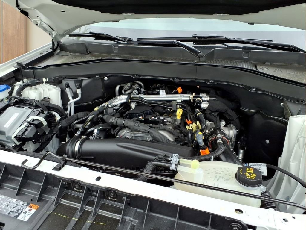 Used 2025 Ford Explorer Active AWD/4WD image 26