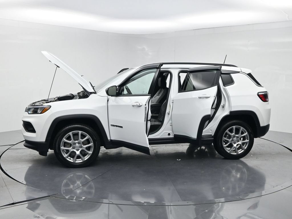 Used 2024 Jeep Compass Latitude AWD/4WD image 28