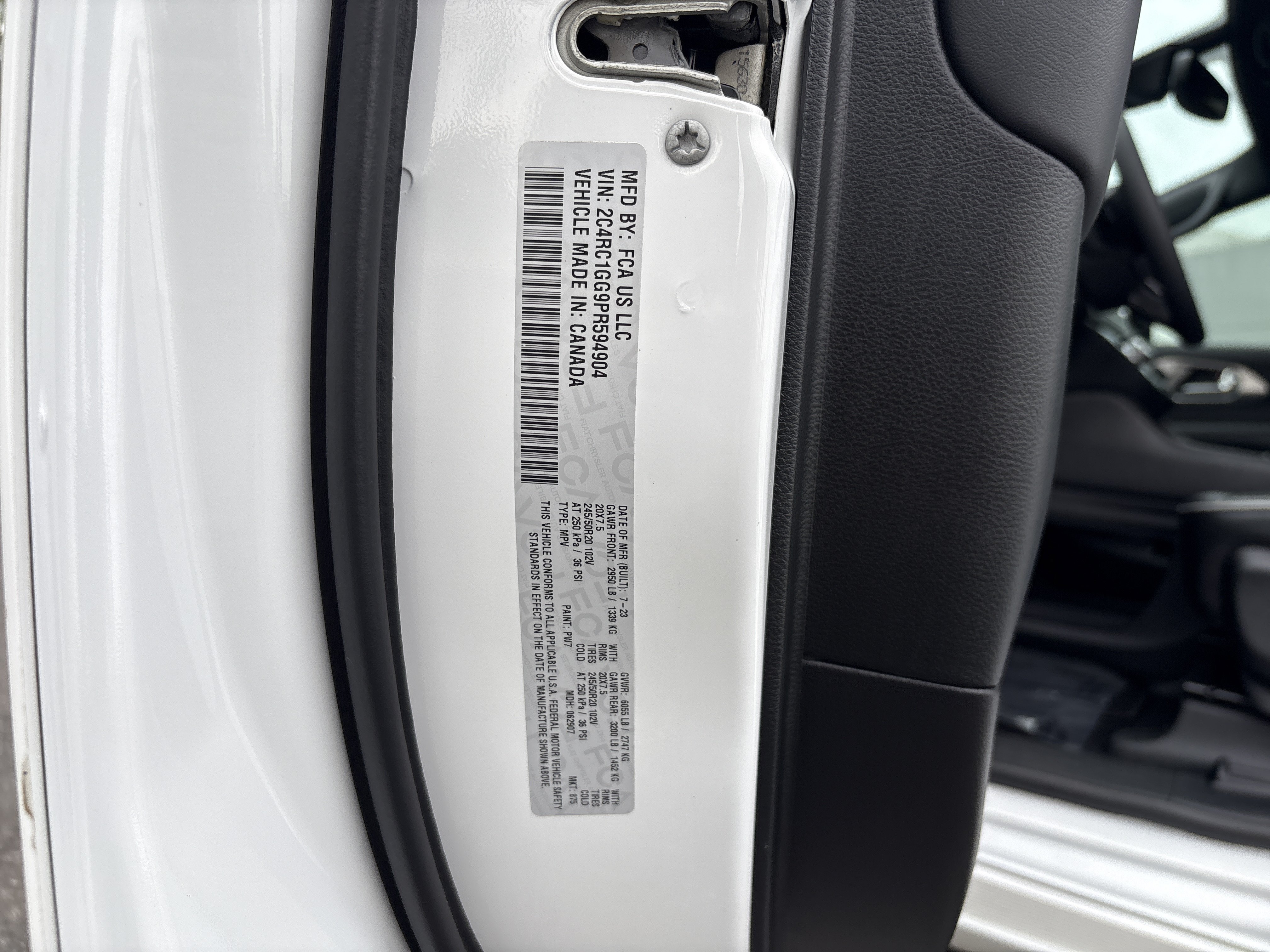 Used 2023 Chrysler Pacifica Limited w/ Uconnect Theater Family Group FWD image 36