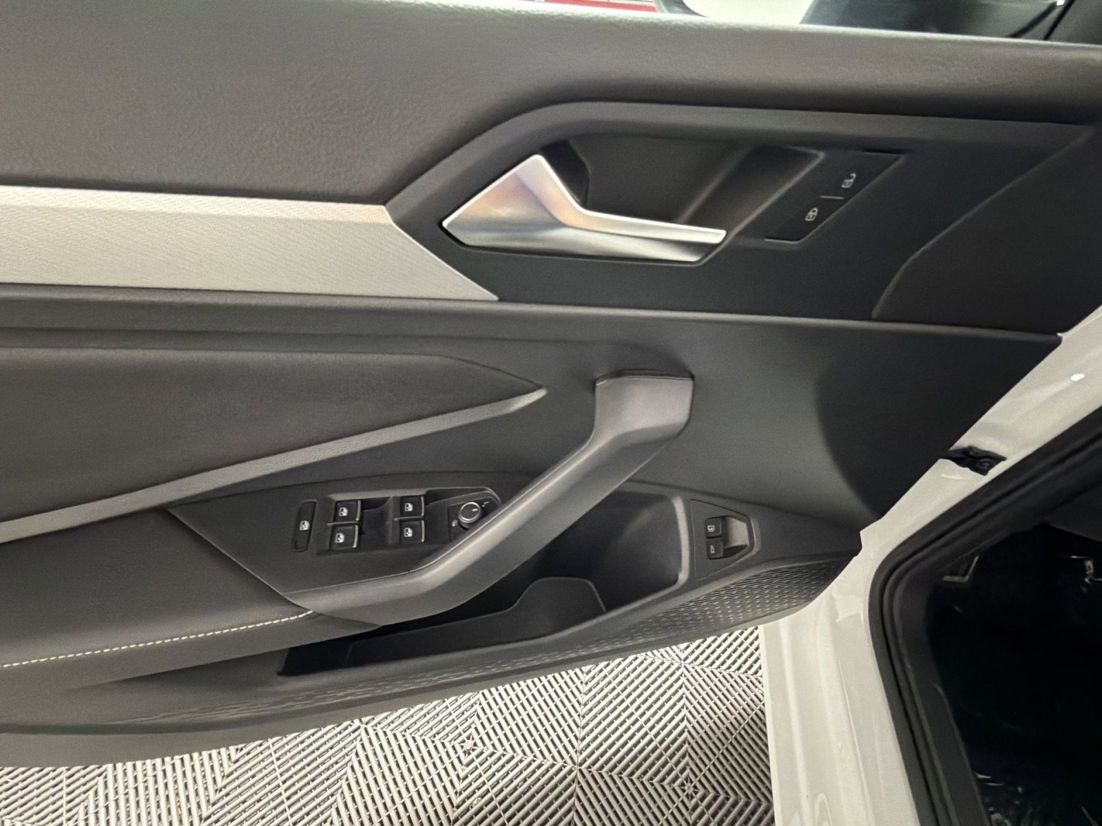 Used 2023 Volkswagen Jetta Sport image 15