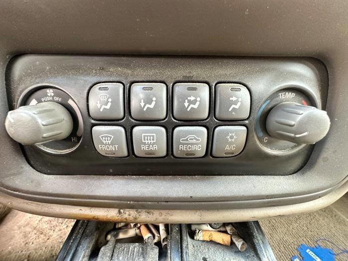 Used 2001 Pontiac Bonneville SE FWD image 37
