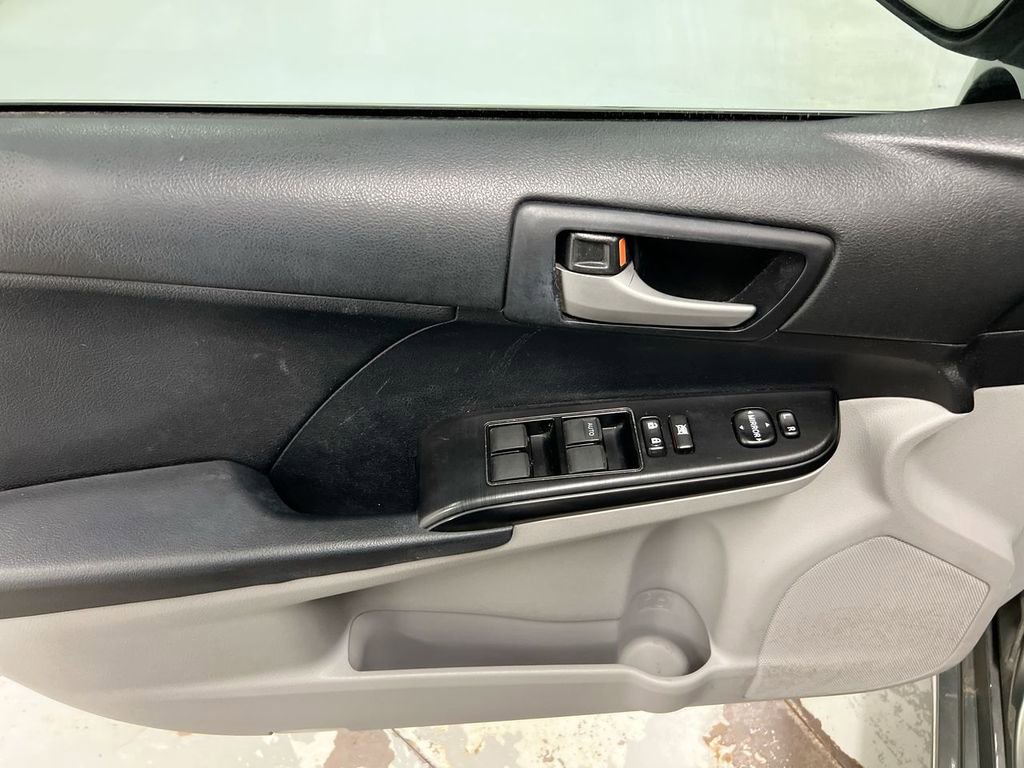 Used 2012 Toyota Camry LE FWD image 19