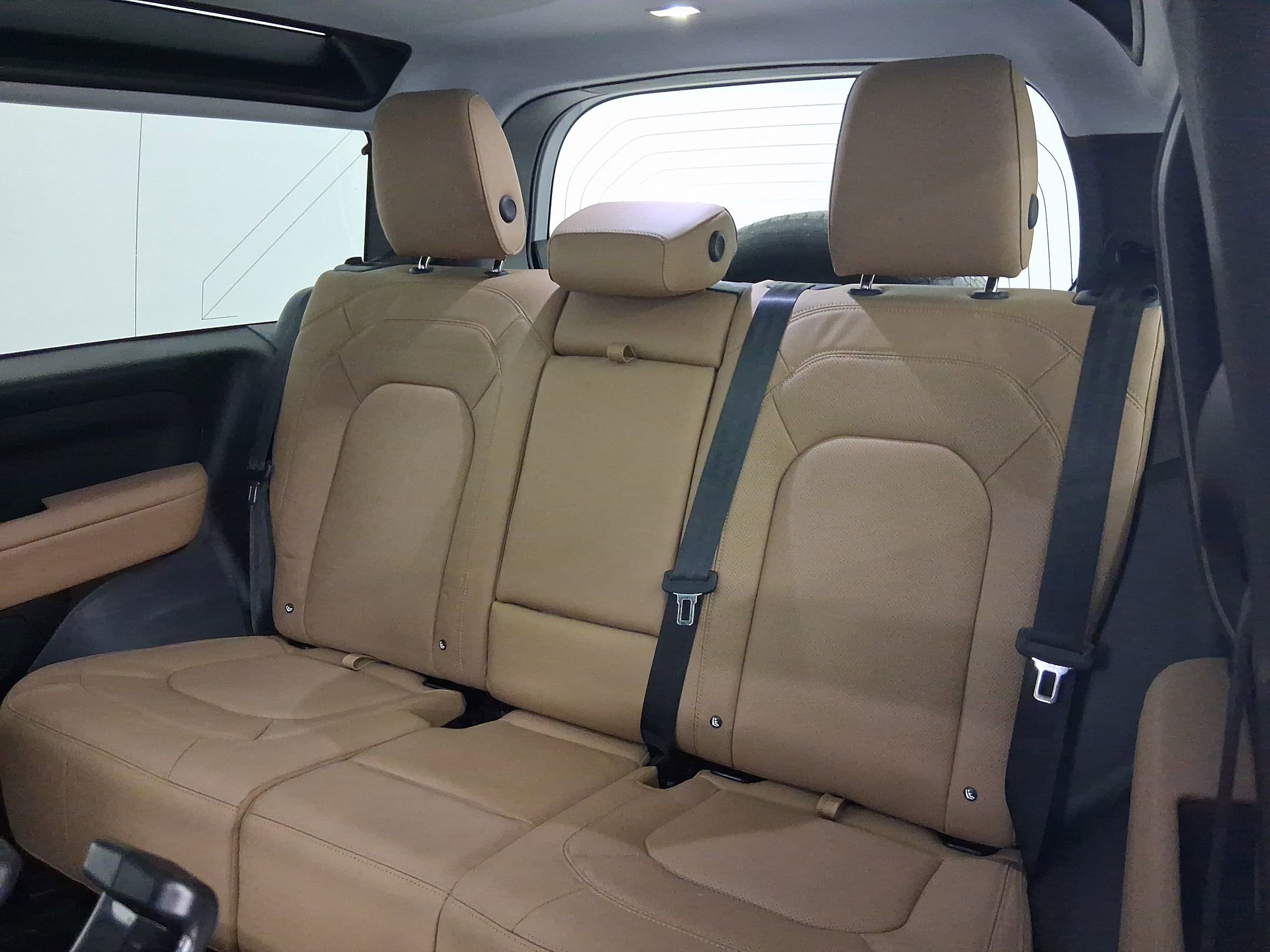 Used 2025 Land Rover Defender 90 S image 25