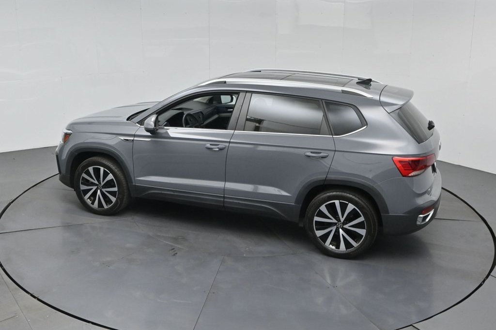 Used 2023 Volkswagen Taos SE w/ Panoramic Sunroof Package AWD/4WD image 11