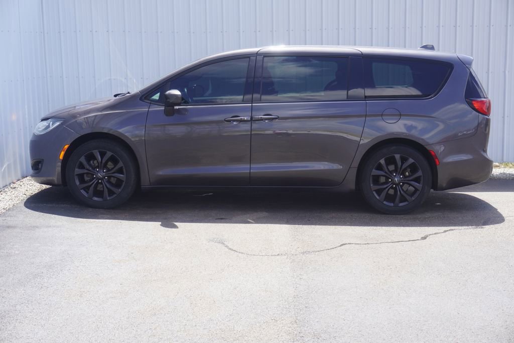 Used 2020 Chrysler Pacifica Touring w/ S Appearance Package FWD image 3