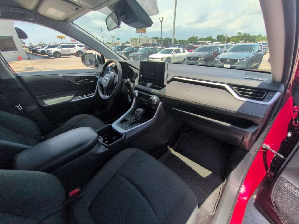 Used 2025 Toyota RAV4 LE AWD/4WD image 31