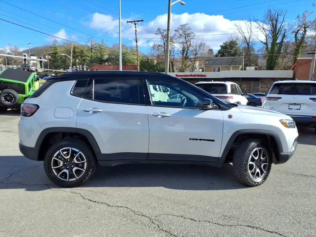 Used 2025 Jeep Compass Trailhawk w/ Trailhawk Elite Group image 3