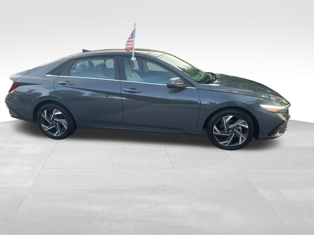 Used 2025 Hyundai Elantra Limited image 30