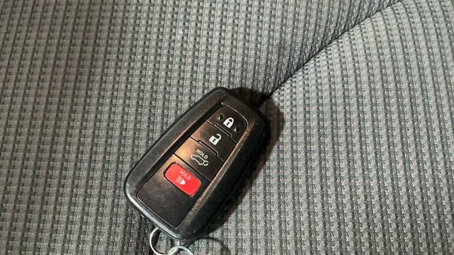 Used 2020 Toyota Highlander LE AWD/4WD image 29