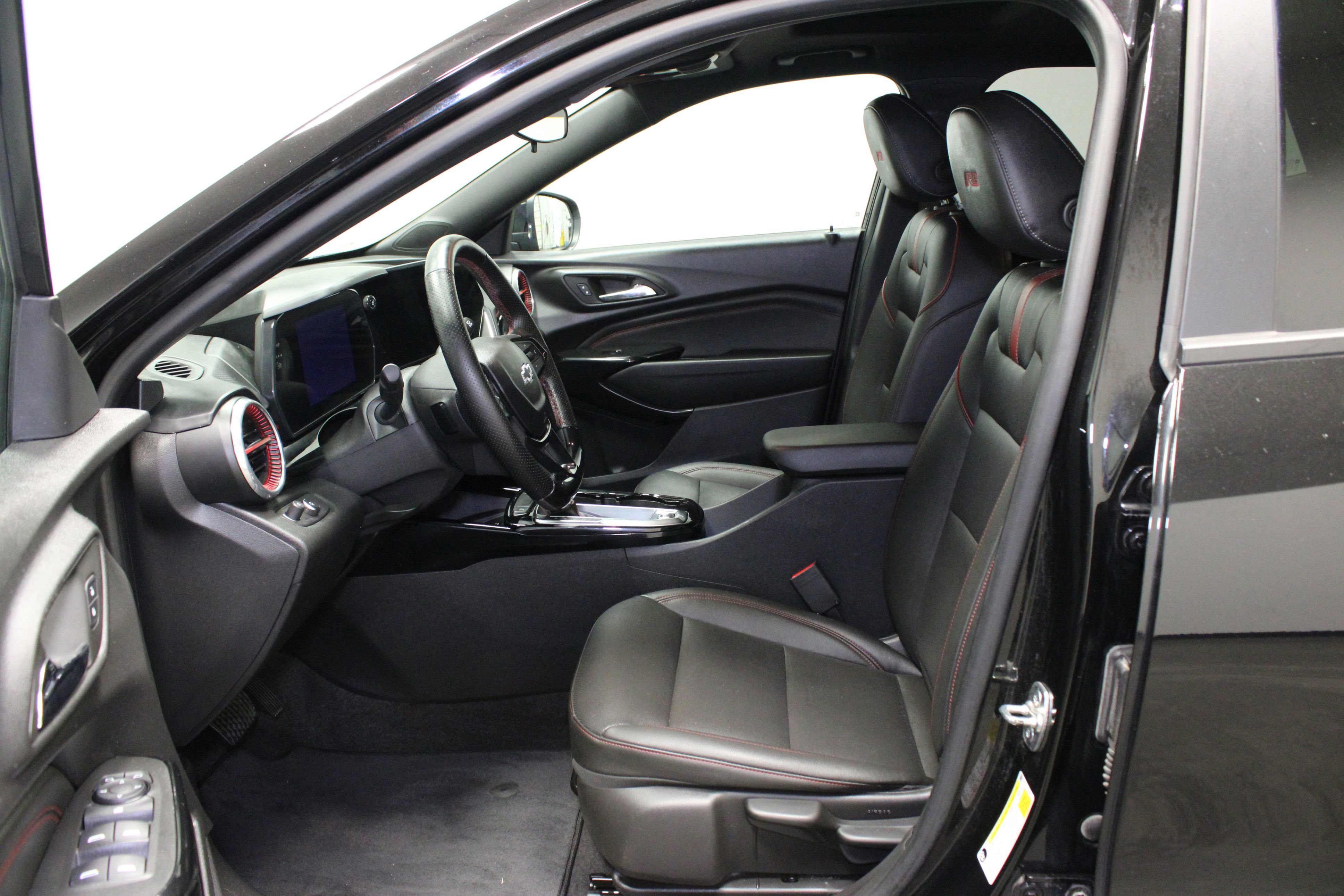 Used 2024 Chevrolet Trax RS w/ Sunroof Package FWD image 17
