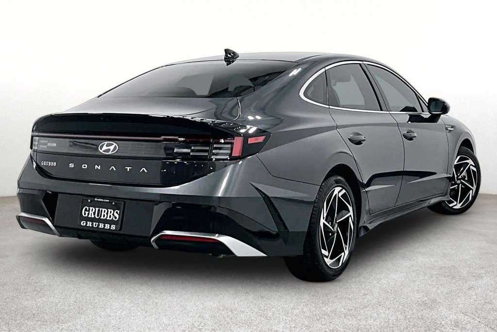 Used 2026 Hyundai Sonata SEL FWD image 2