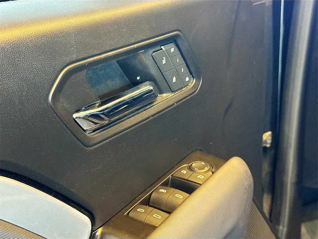 Used 2024 Chevrolet Colorado Z71 w/ Z71 Convenience Package 2 image 18