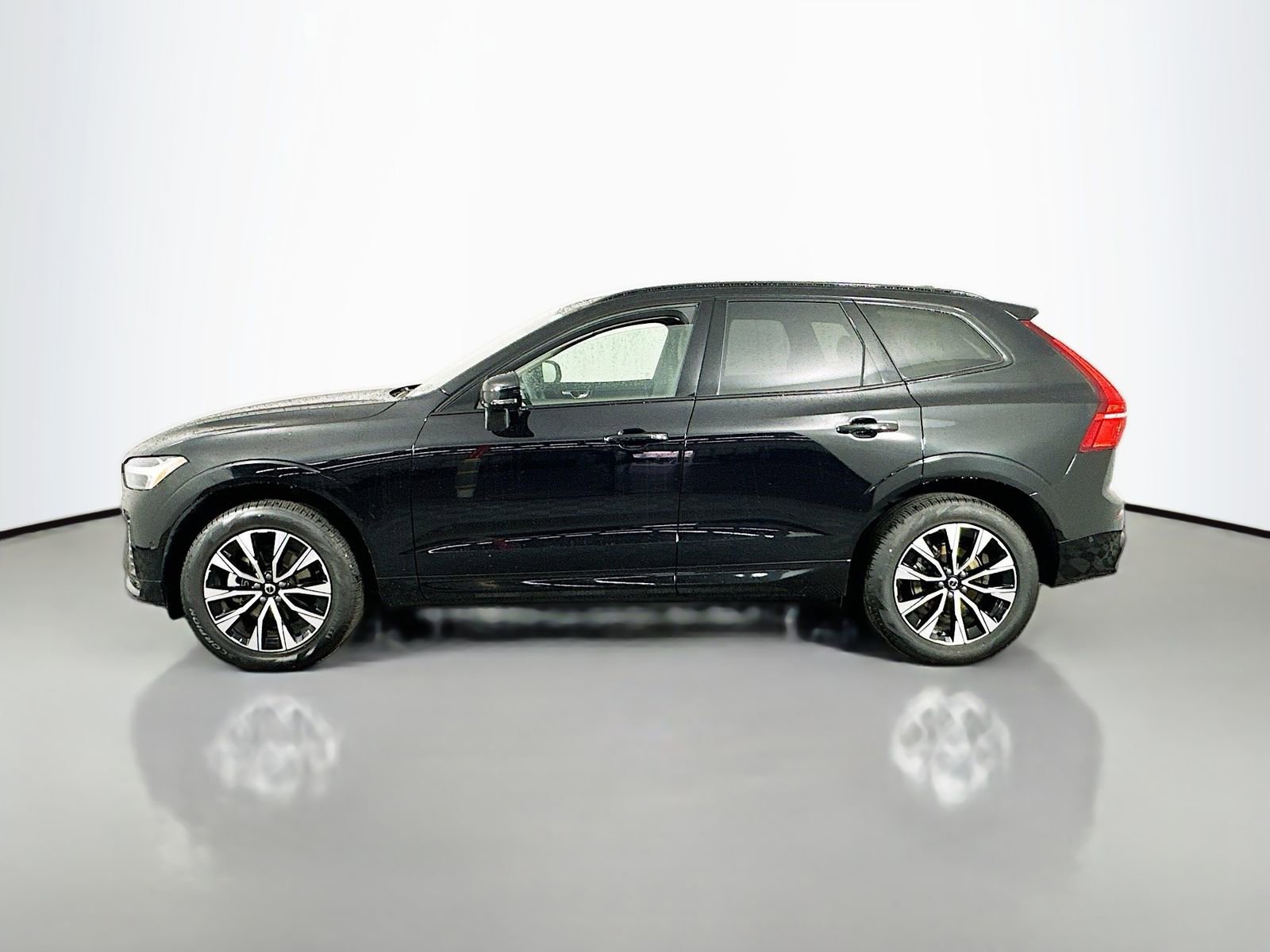 Used 2025 Volvo XC60 B5 Plus image 4