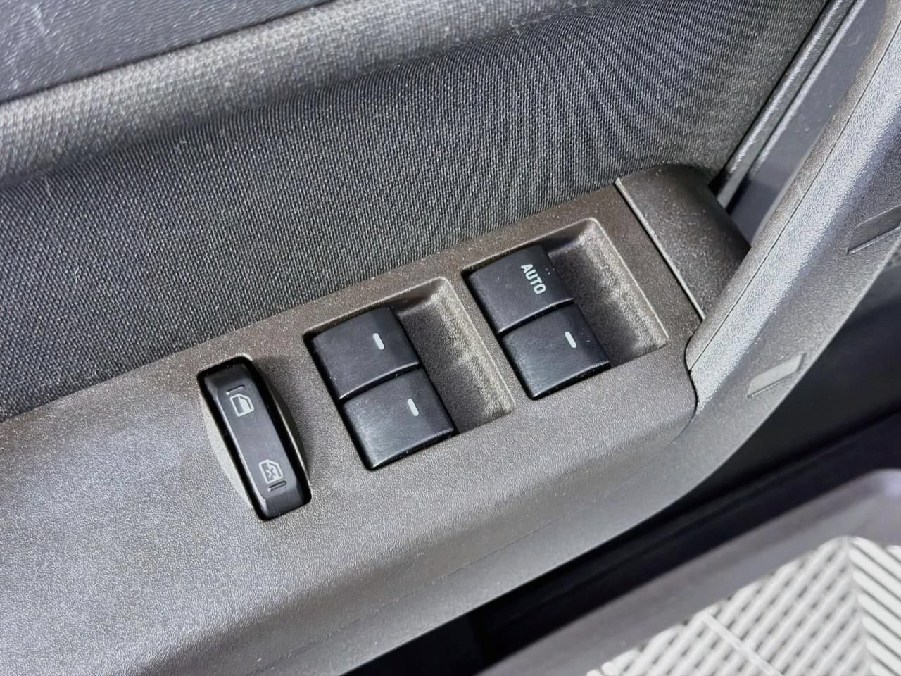Used 2010 Ford Focus SE FWD image 19