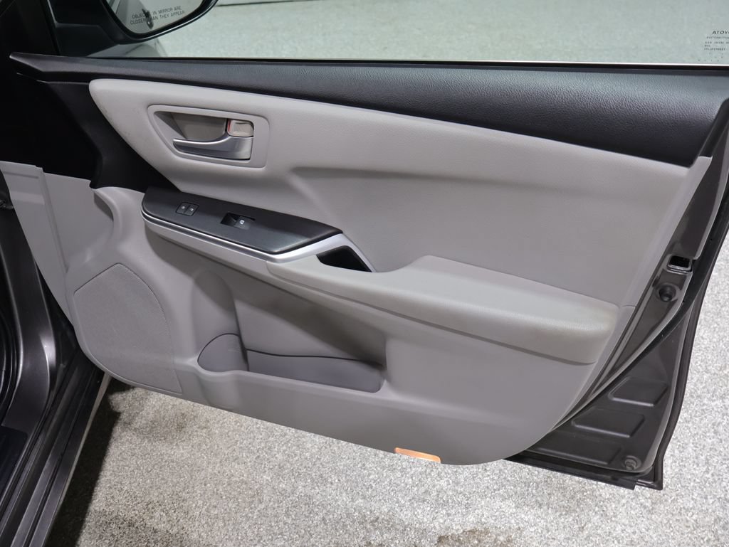 Used 2015 Toyota Camry SE FWD image 22