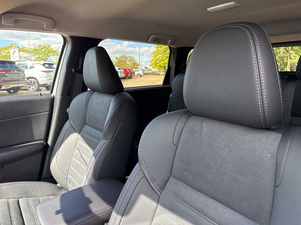 New 2025 Mitsubishi Outlander SE image 25