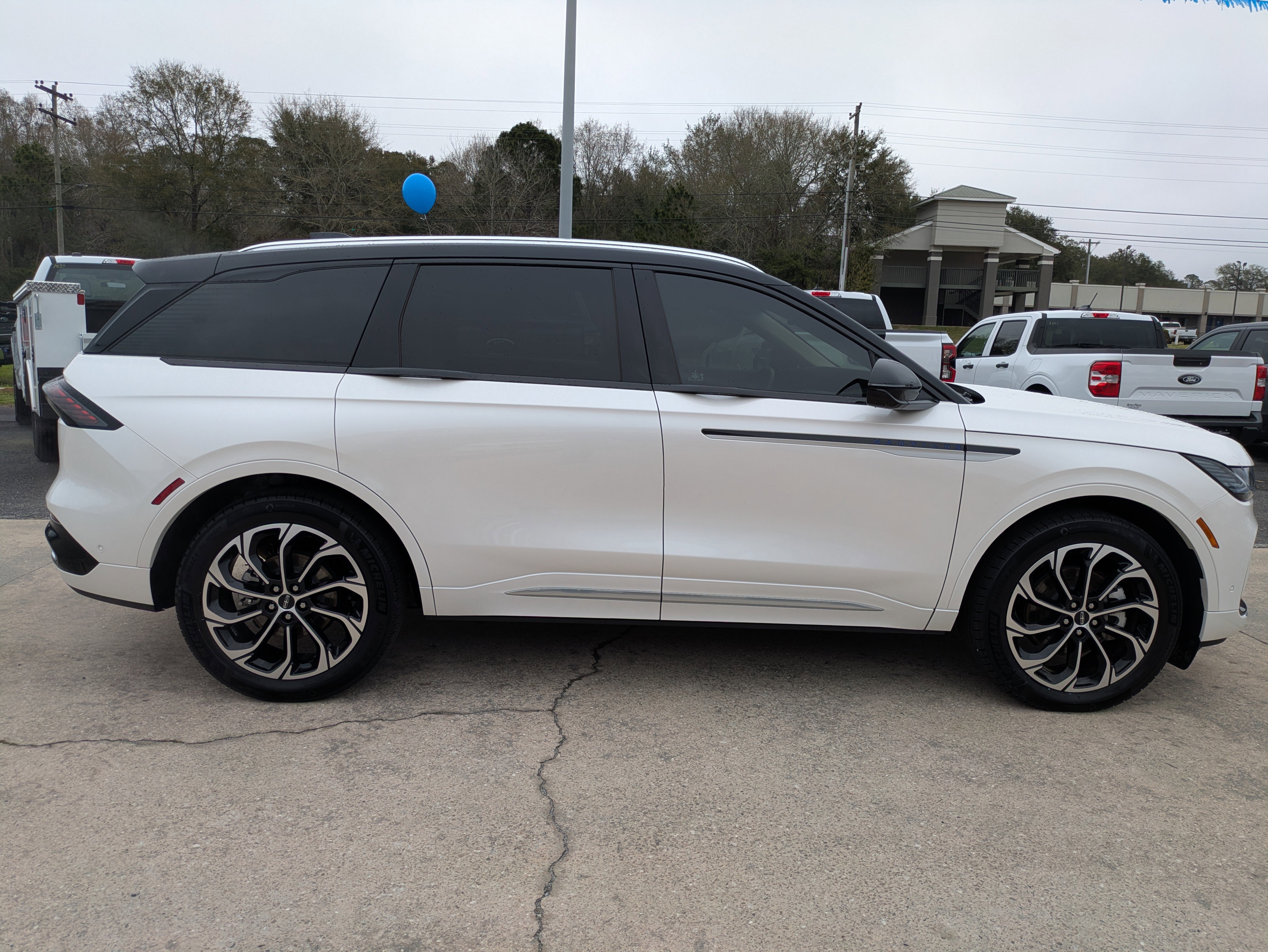 Used 2024 Lincoln Nautilus Reserve image 5