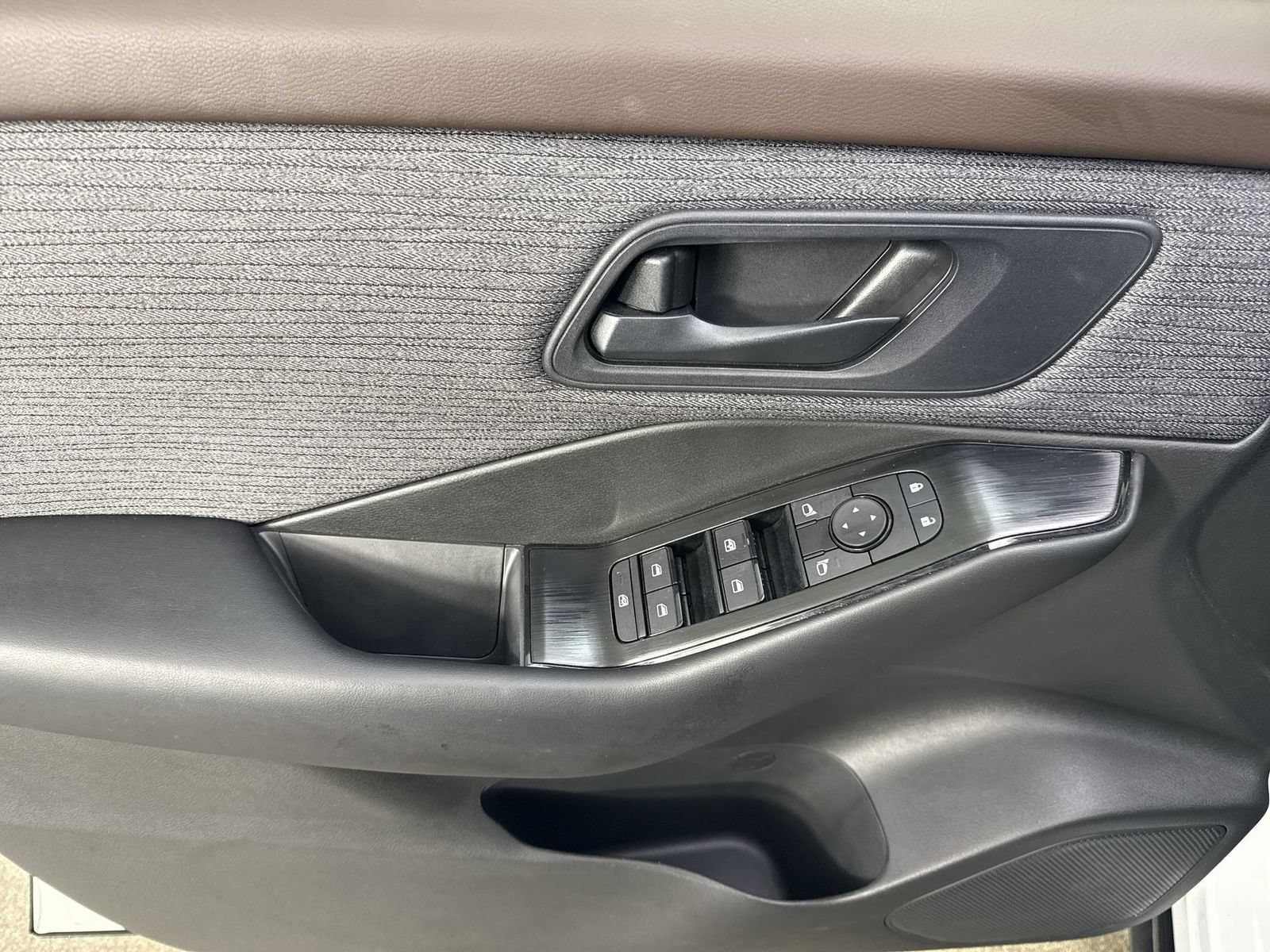 Used 2023 Nissan Rogue S AWD/4WD image 19