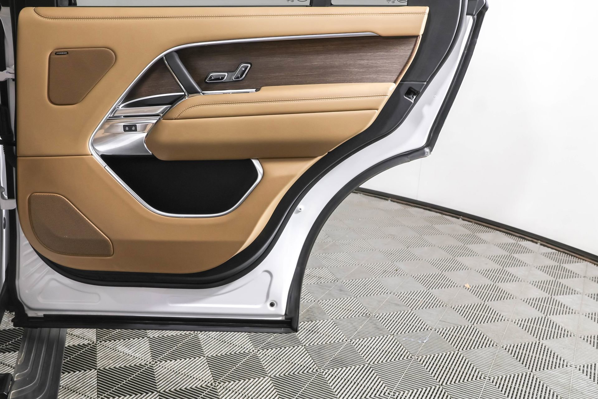 Used 2024 Land Rover Range Rover Long Wheelbase SE image 46