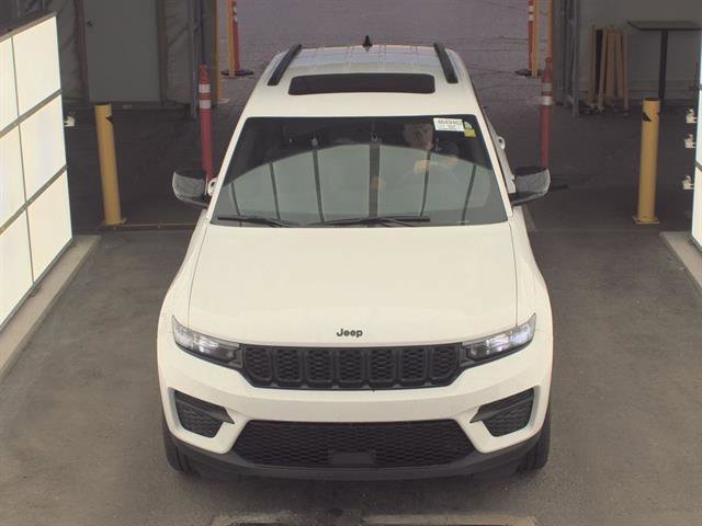 Used 2023 Jeep Grand Cherokee Altitude image 2