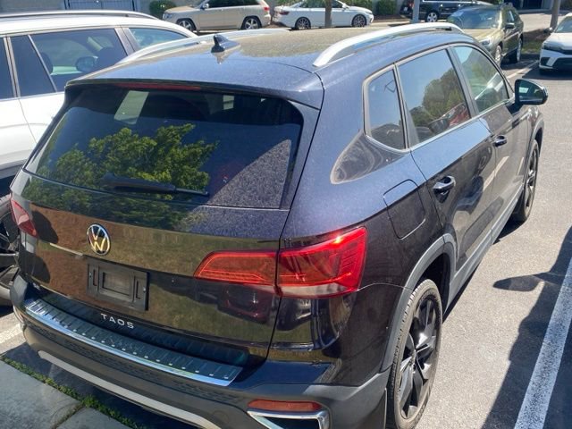 Used 2023 Volkswagen Taos SE w/ Panoramic Sunroof Package FWD image 4