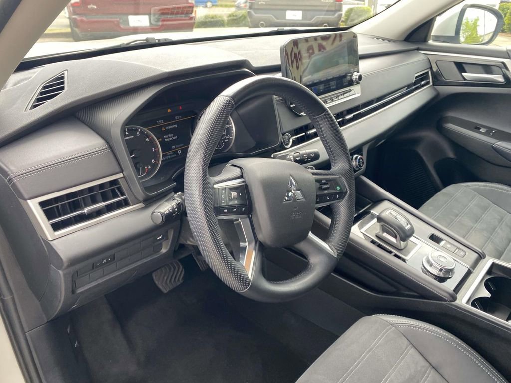 Used 2023 Mitsubishi Outlander SE image 22