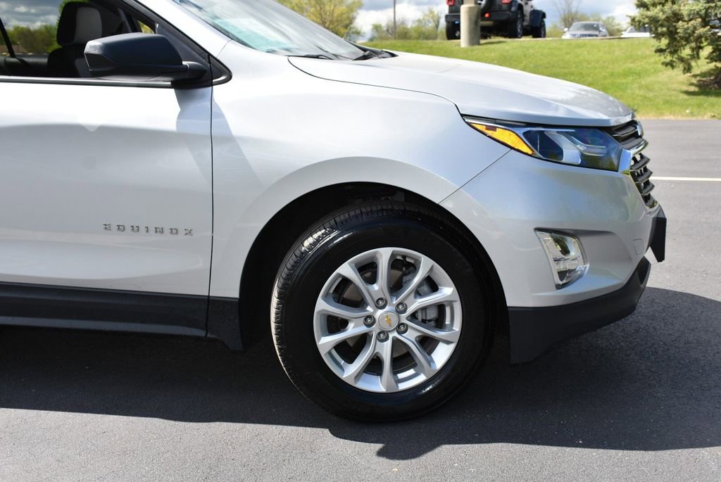 Used 2020 Chevrolet Equinox LS w/ LS Convenience Package FWD image 3