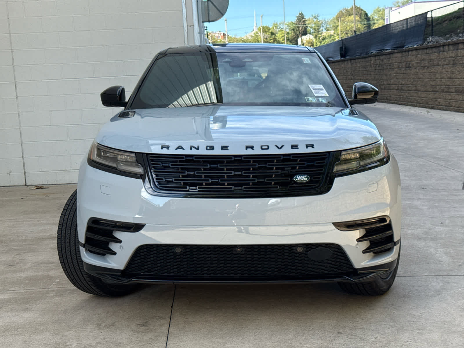 New 2026 Land Rover Range Rover Velar Dynamic SE image 2