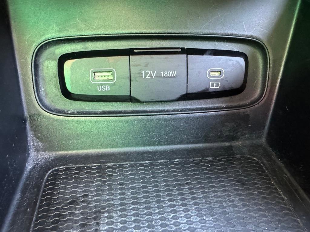 Used 2023 Hyundai Venue SEL image 22