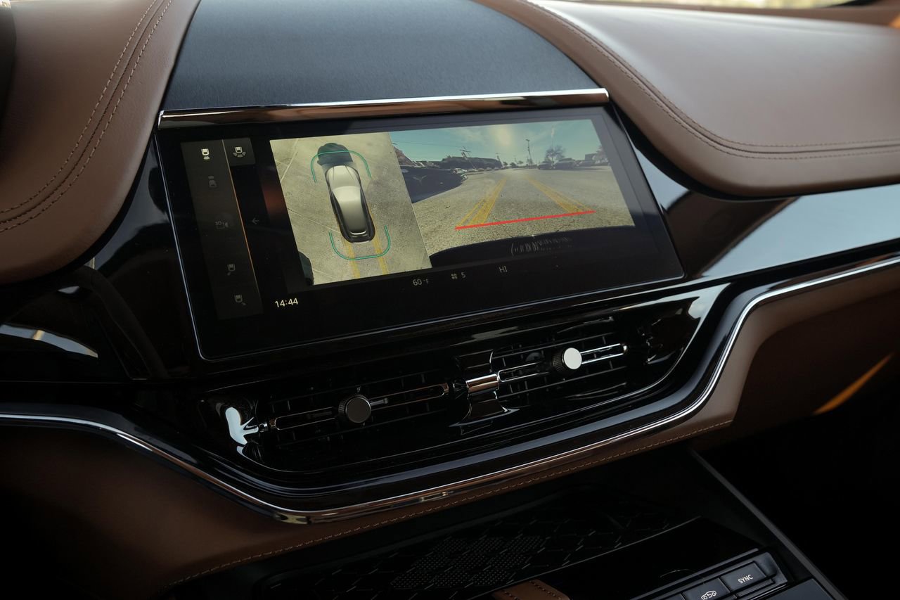 New 2026 Aston Martin DBX 707 image 25