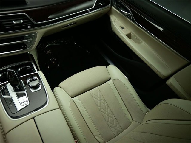 Used 2017 BMW 750i image 10
