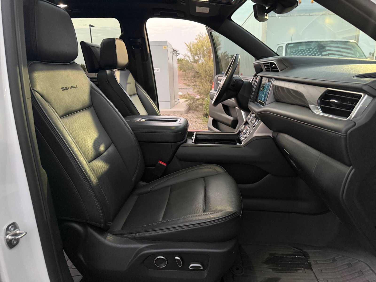 Used 2023 GMC Yukon XL Denali AWD/4WD image 32