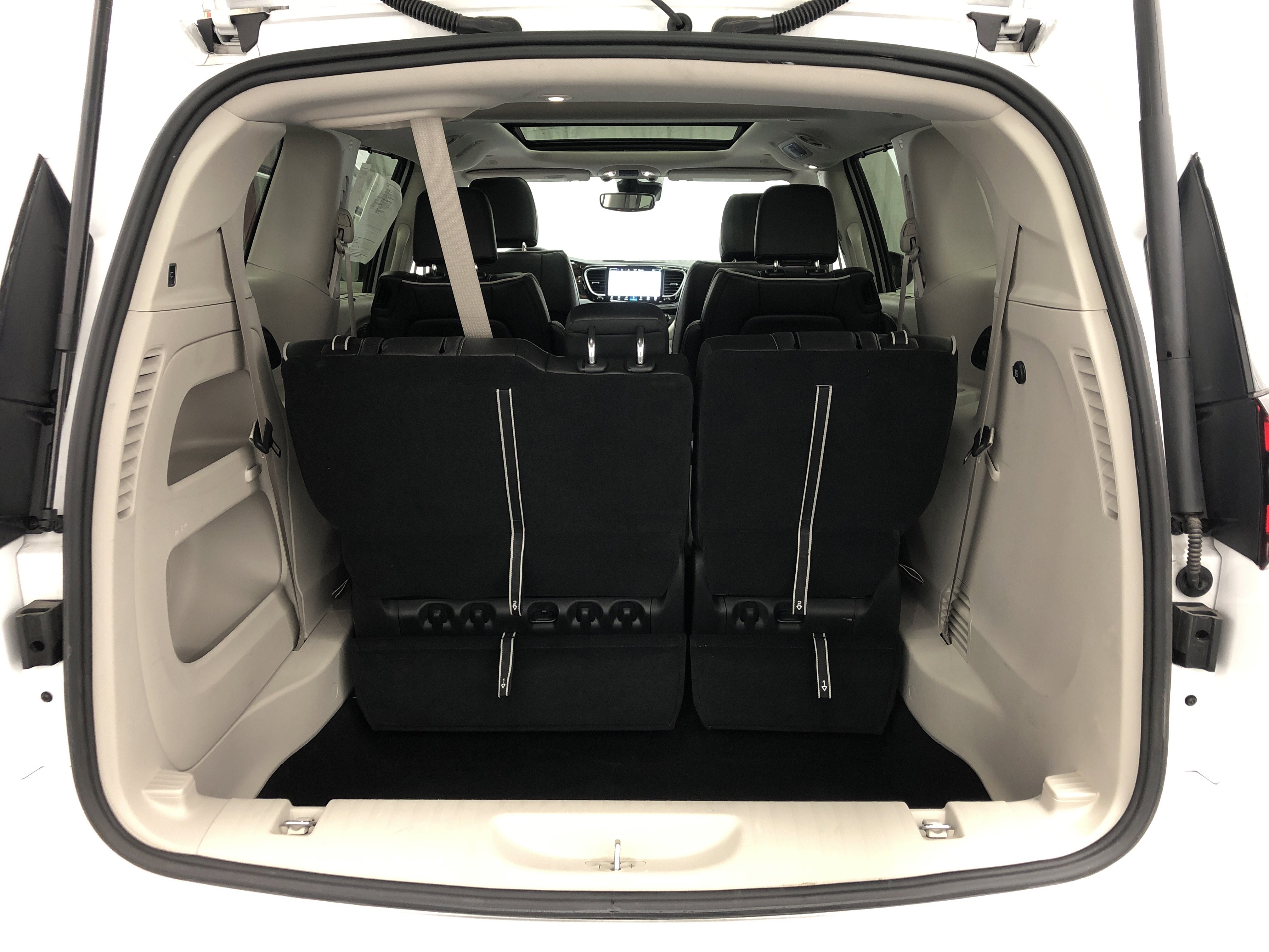 Certified 2024 Chrysler Pacifica Limited FWD image 10