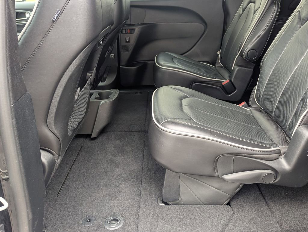 Used 2025 Chrysler Pacifica Limited FWD image 23