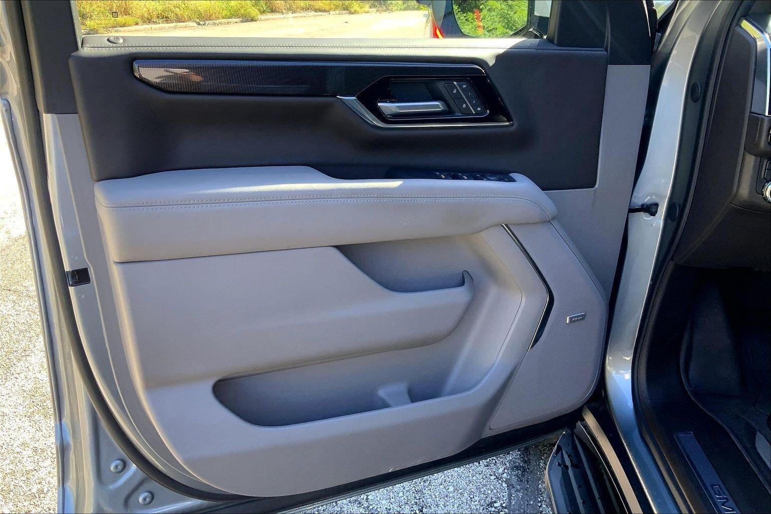 Used 2025 GMC Yukon Elevation w/ Elevation Premium Package AWD/4WD image 26