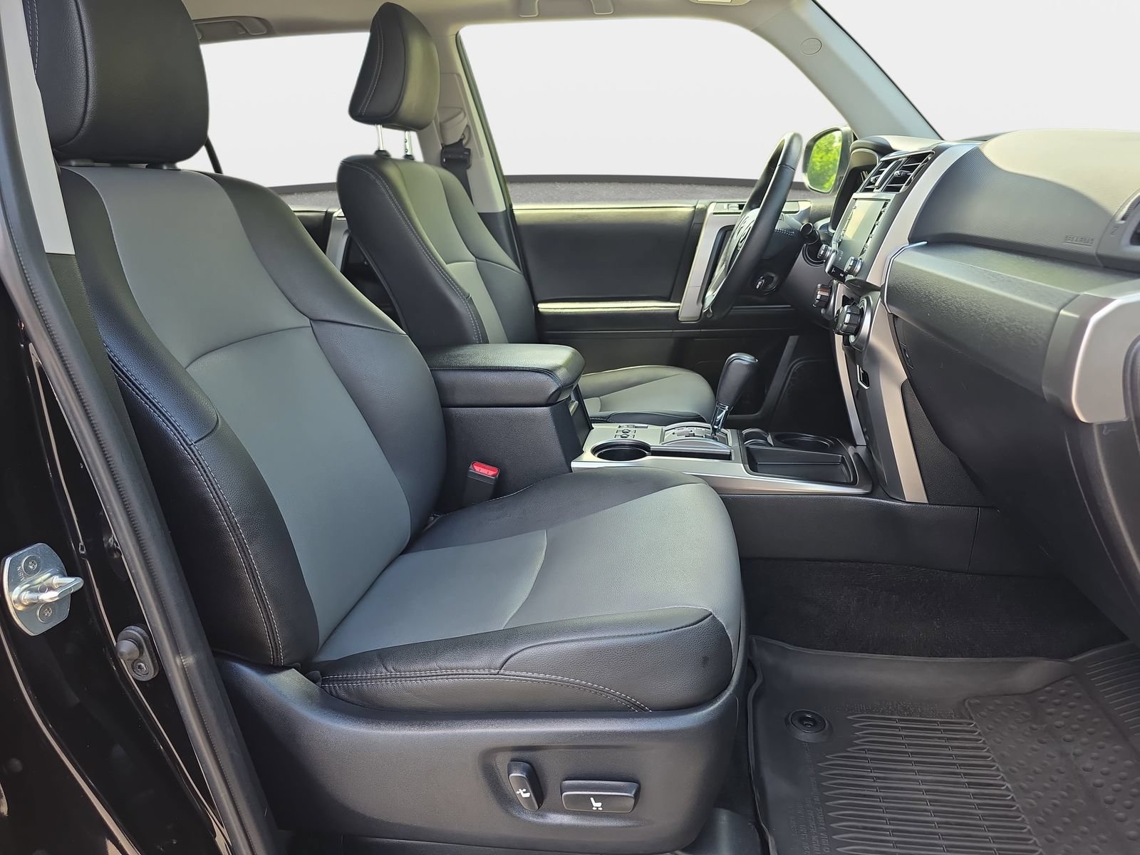 Used 2024 Toyota 4Runner SR5 Premium w/ Moonroof Package RWD image 10