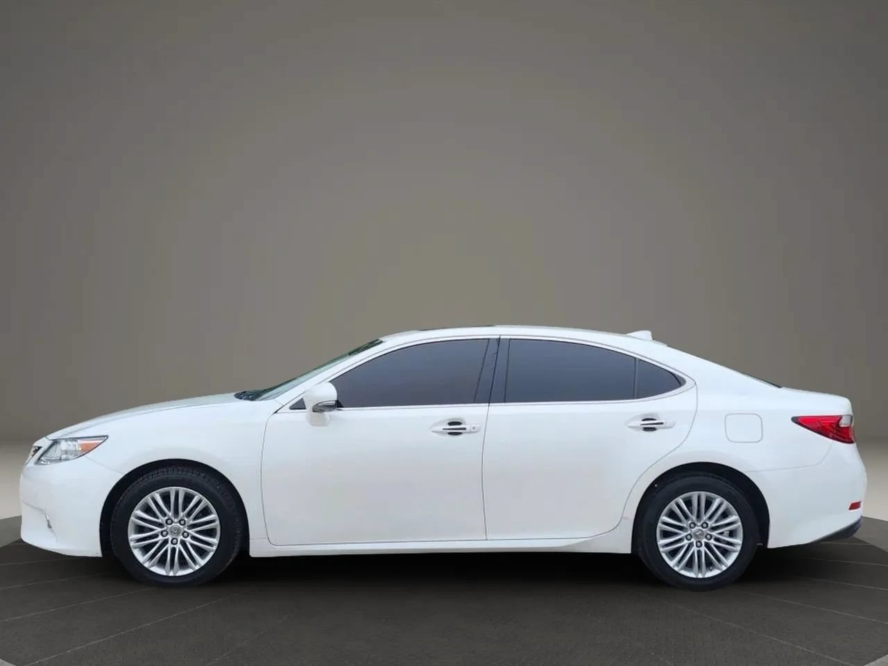 Used 2015 Lexus ES 350 w/ Luxury Package FWD image 3