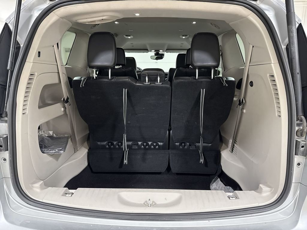 Used 2024 Chrysler Pacifica Touring-L image 23