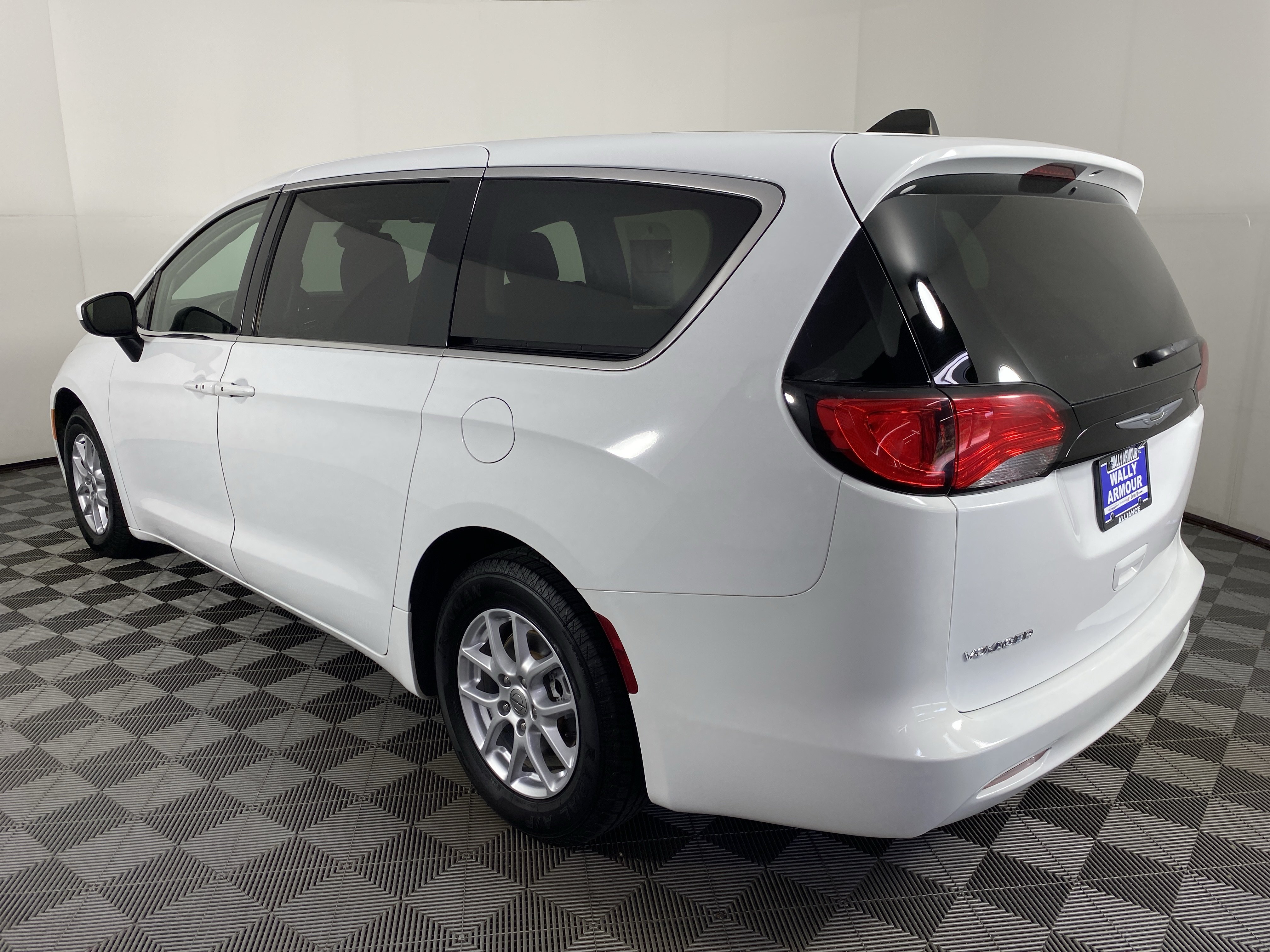 Used 2023 Chrysler Voyager LX FWD image 9