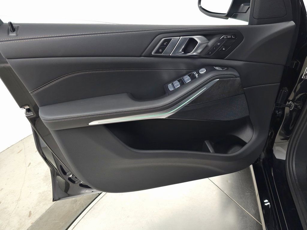 Used 2025 BMW X7 xDrive40i w/ Climate Comfort Package image 14