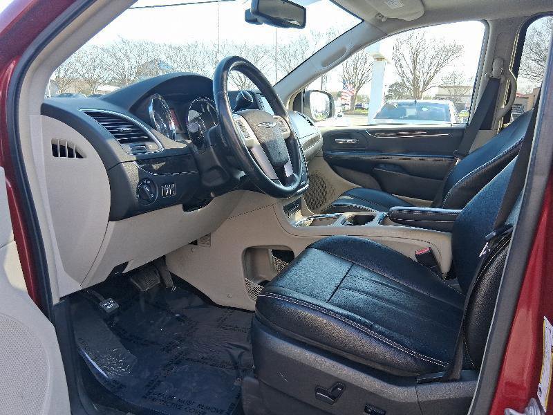 Used 2015 Chrysler Town & Country Touring-L w/ Driver Convenience Group image 14
