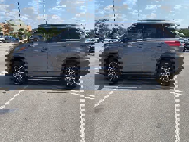 Used 2017 Toyota Highlander XLE FWD image 2