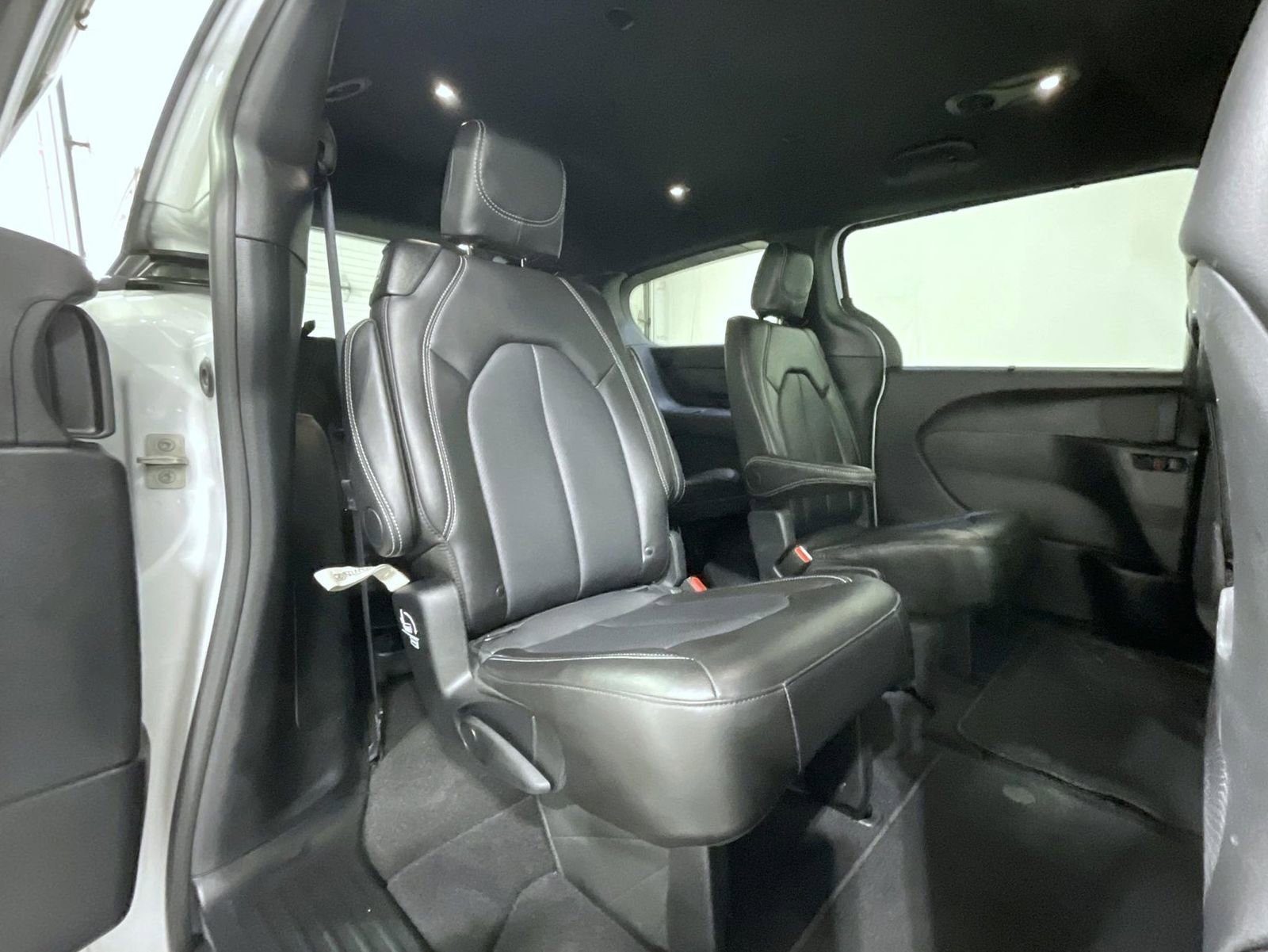 Used 2025 Chrysler Pacifica Select image 22