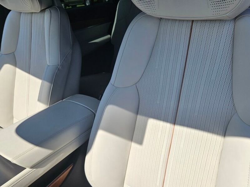 New 2026 Cadillac Vistiq Luxury image 16